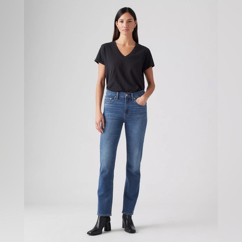 Levi's Women's Straight Leg Jeans in Medium Blue